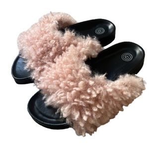 NWOT URBAN OUTFITTERS PINK SHERPA SHEARLING SLIPPERS SLIDES SIZE 7
